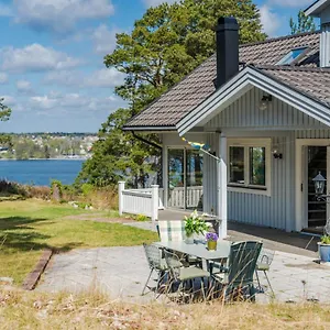 elegant-home-with-stunning-sea-view-and-garden.find-stockholm-hotels.com/